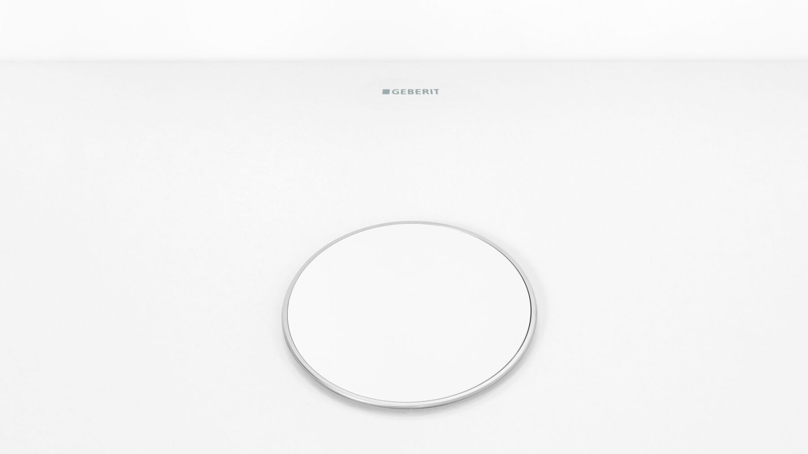 白色设计盖罩，带有简约的镀铬边缘