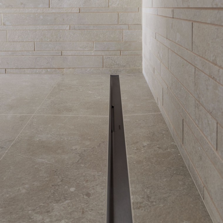 水通过优雅的不锈钢型材流出。 水通过优雅的不锈钢型材流出。