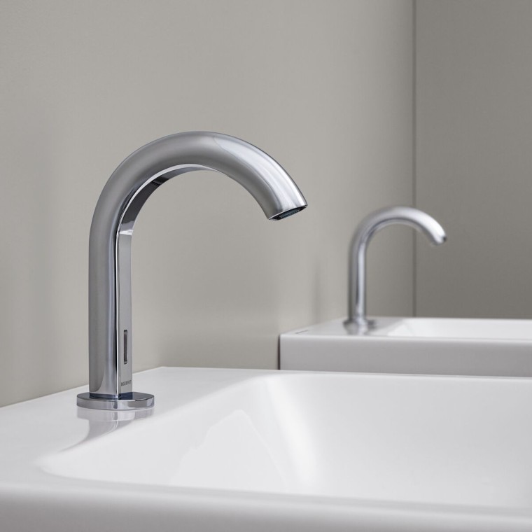 Geberit Piave 电子台装龙头采用镀铬工艺,配备可进行非接触操作的红外传感器 Geberit Piave 电子台装龙头采用镀铬工艺,配备可进行非接触操作的红外传感器