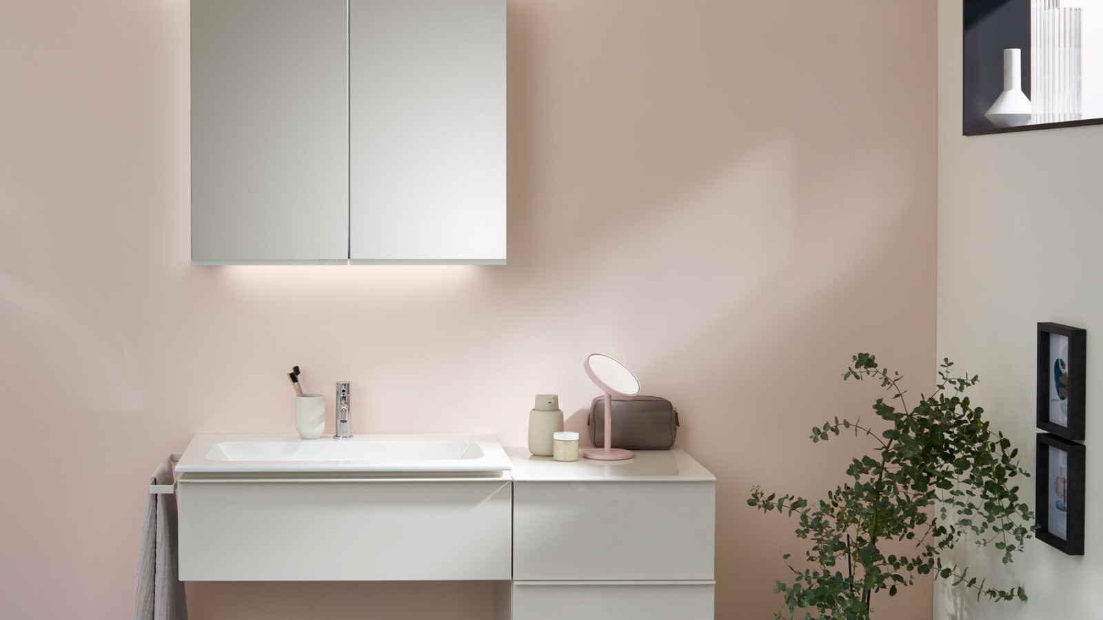 iCon bathserie with Option Plus mirror cabinet (© Geberit) iCon bathserie with Option Plus mirror cabinet (© Geberit)