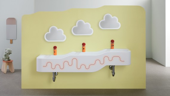 胭脂红搭配橙色的 Geberit Bambini 儿童系列戏水洗漱区