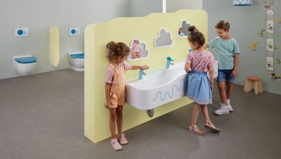 孩子们在配备 Geberit Bambini 儿童系列的卫浴空间中玩耍 孩子们在配备 Geberit Bambini 儿童系列的卫浴空间中玩耍