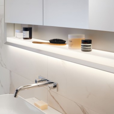 带 ComfortLight 和镜下台面的 Geberit ONE 镜柜 带 ComfortLight 和镜下台面的 Geberit ONE 镜柜