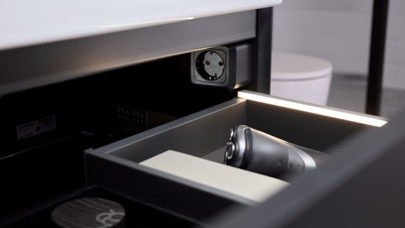 Geberit ONE 抽屉配有灯条和连接的电源插座元件