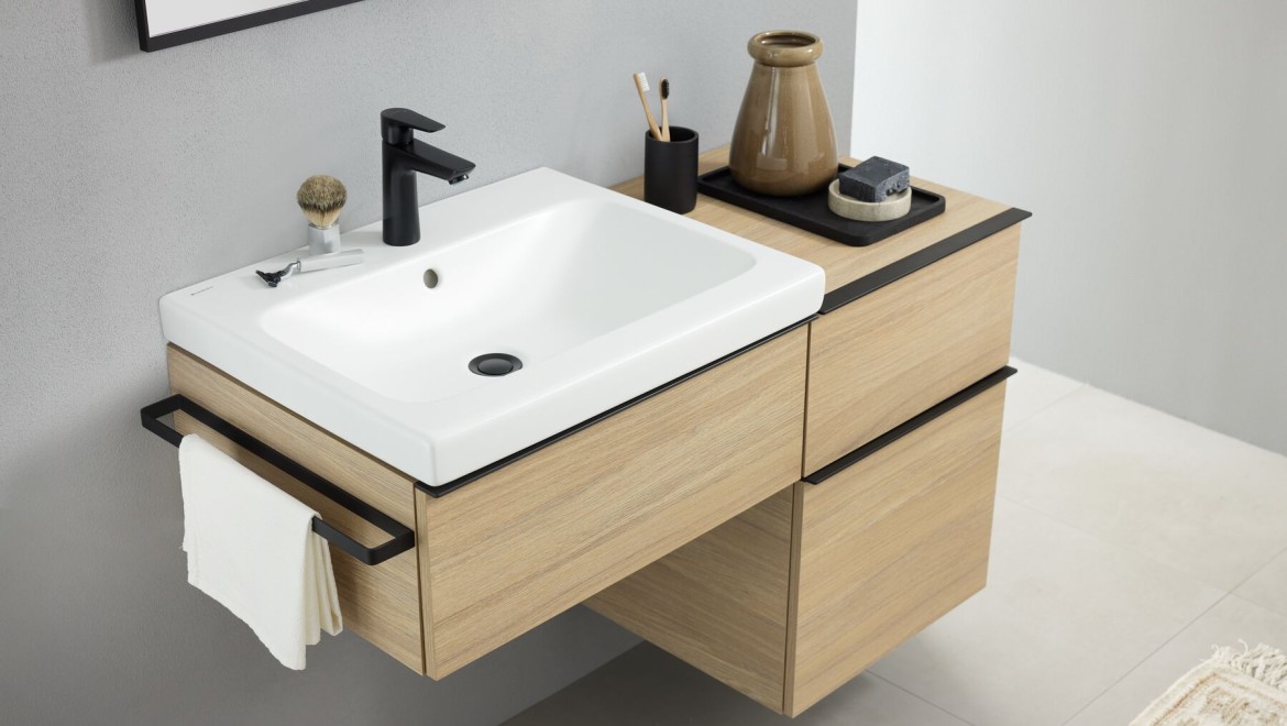 配有 Geberit iCon 台式洗脸盆和黑色亚光卫浴配件的盥洗区 配有 Geberit iCon 台式洗脸盆和黑色亚光卫浴配件的盥洗区