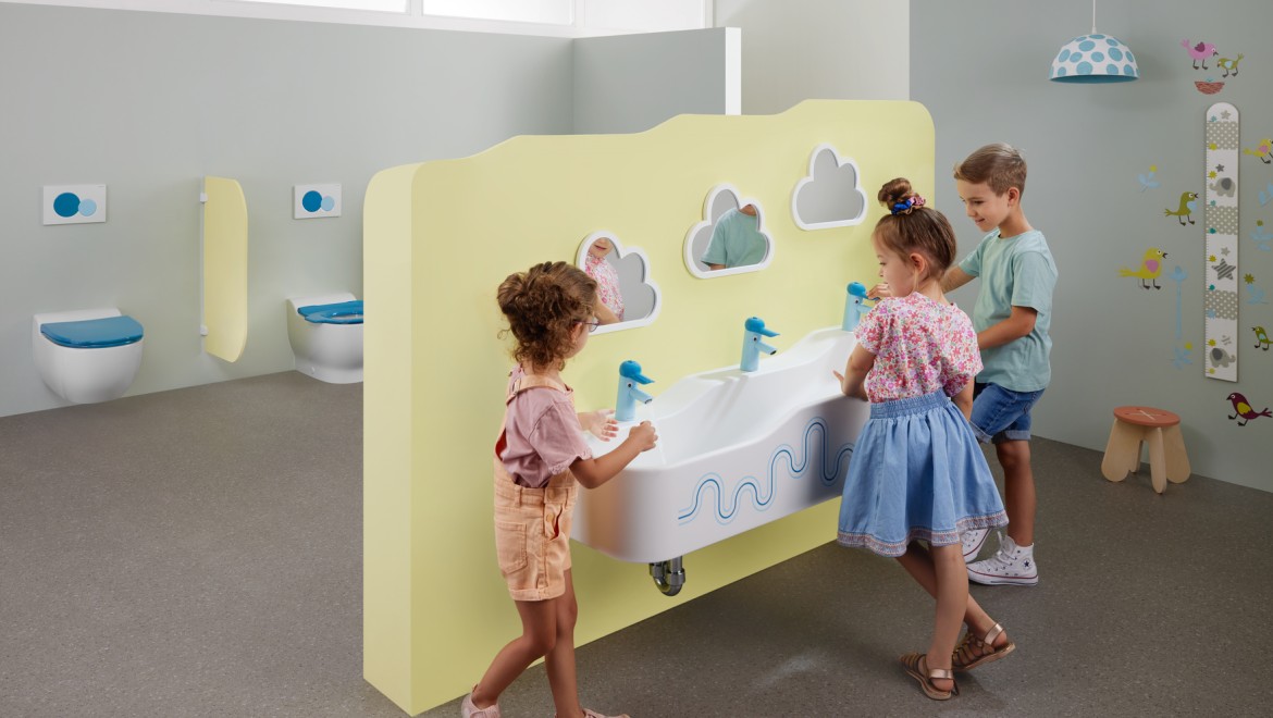 在 Geberit Bambini 儿童系列卫浴空间中玩耍的儿童 在 Geberit Bambini 儿童系列卫浴空间中玩耍的儿童