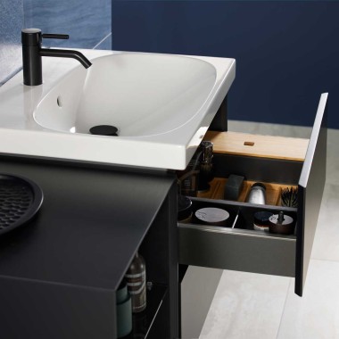 Mix & Match 系列 Geberit Acanto 艾珈洗脸盆与 Geberit ONE 盥洗柜(无存水弯开口) Mix & Match 系列 Geberit Acanto 艾珈洗脸盆与 Geberit ONE 盥洗柜(无存水弯开口)