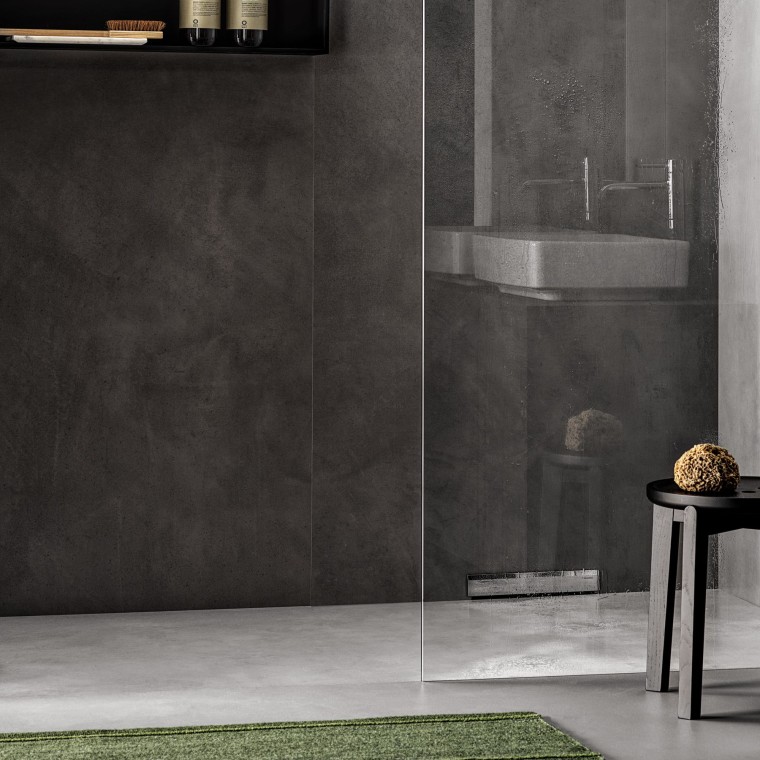 A floor-even shower with wall drain