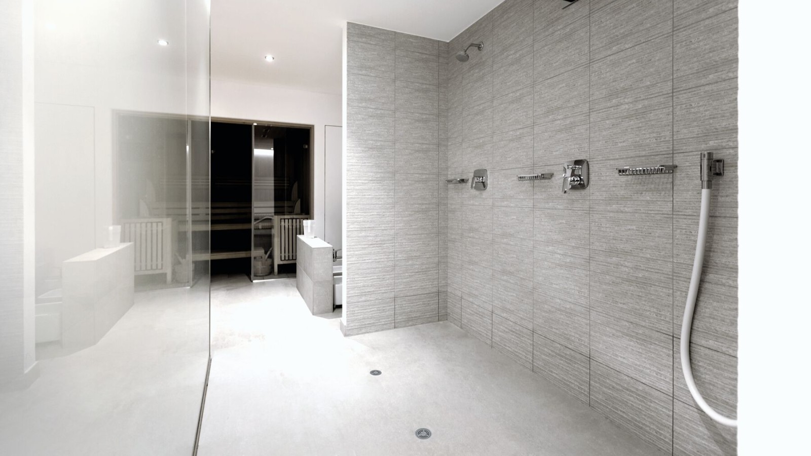 配备吉博力乙烯基 (PVC) 淋浴盆地漏的半公共卫生间