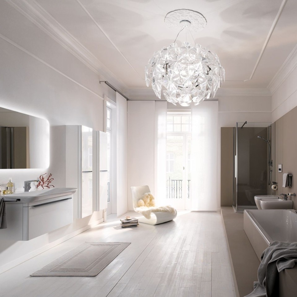 吉博力myDay曼达卫浴空间配备洗脸盆、镜子、家具、座便器、妇洗器和浴缸