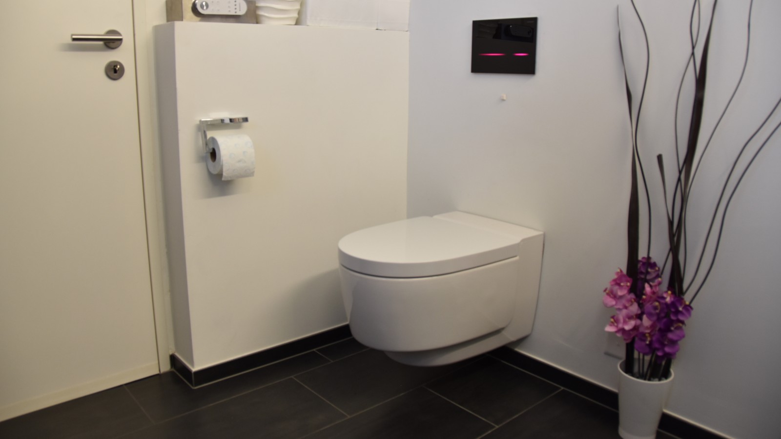 翻新后的浴室，配备各种吉博力产品