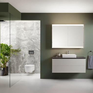 在 Geberit ONE 浴室里的 Geberit AquaClean Mera Comfort 规格冲洗式坐便器 在 Geberit ONE 浴室里的 Geberit AquaClean Mera Comfort 规格冲洗式坐便器