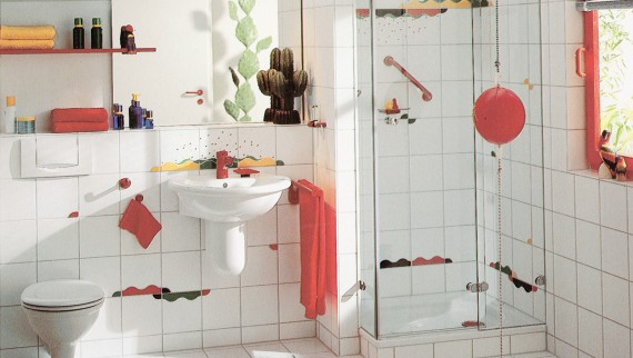 这种设有独立淋浴间并在瓷砖中采用俏皮色彩装饰的卫浴空间非常时髦