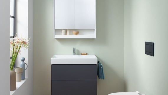 View of a guest toilet with wall-hung WC, mirror cabinet and washbasin cabinet from the Geberit ONE bathroom series