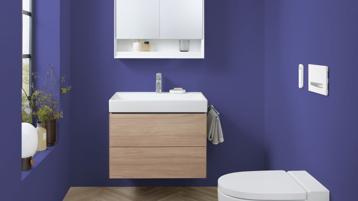 “Very Peri”色（潘通2022年度最佳色彩）的卫浴空间，配有吉博力的陶瓷器具和卫浴家具。
