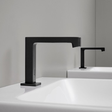 Geberit Brenta 电子台装龙头为黑色哑光,适用于公共座便器 Geberit Brenta 电子台装龙头为黑色哑光,适用于公共座便器