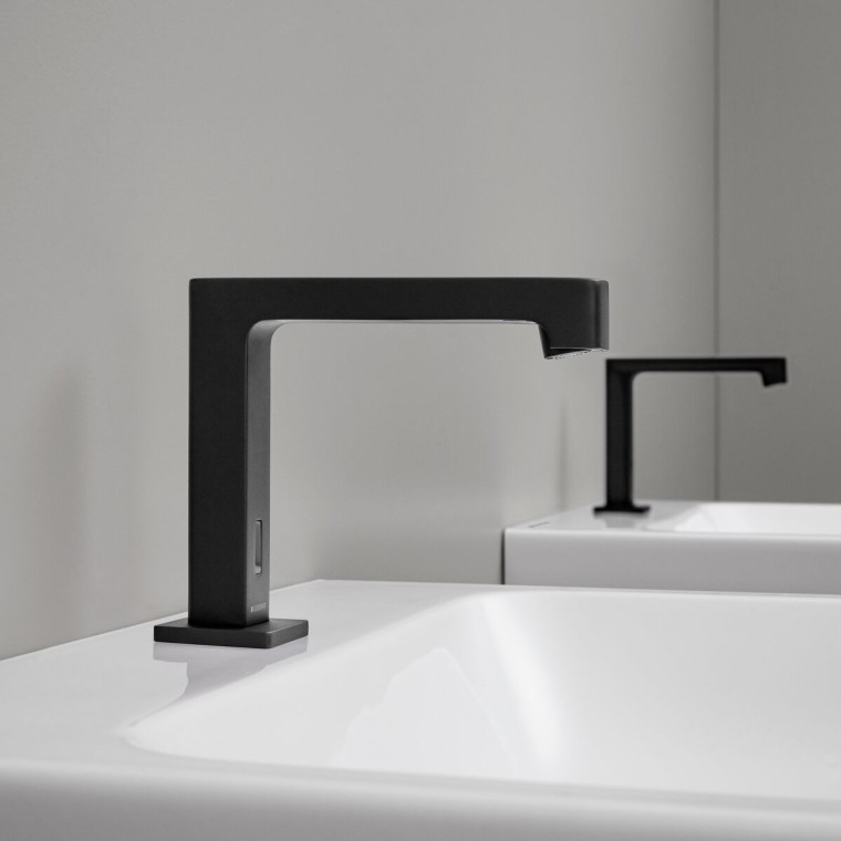 Geberit Brenta 电子台装龙头为黑色哑光,适用于公共座便器 Geberit Brenta 电子台装龙头为黑色哑光,适用于公共座便器