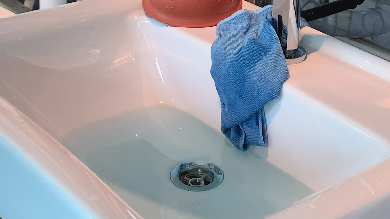 水从洗脸盆中排出 水从洗脸盆中排出