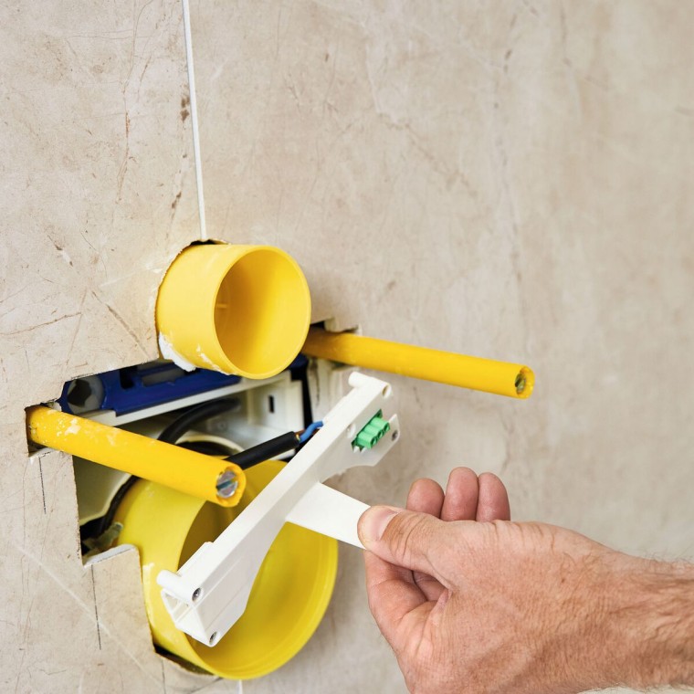 安装期间的 Geberit Power & Connect 箱 安装期间的 Geberit Power & Connect 箱