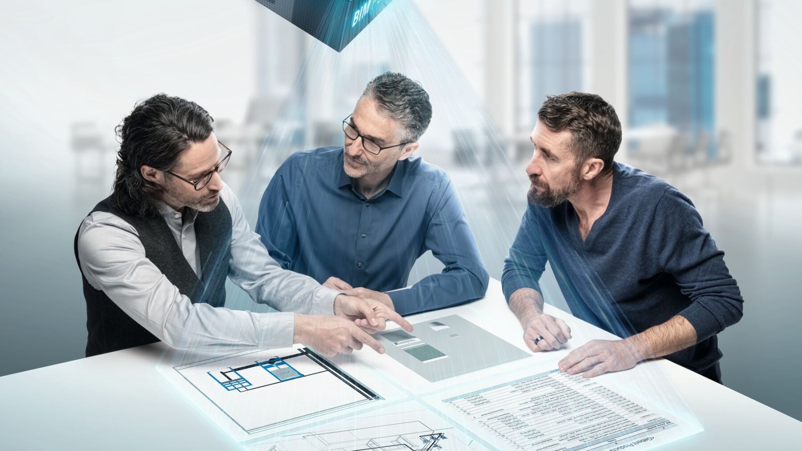 规划人员围绕一张带有 BIM 符号的桌子进行深入讨论