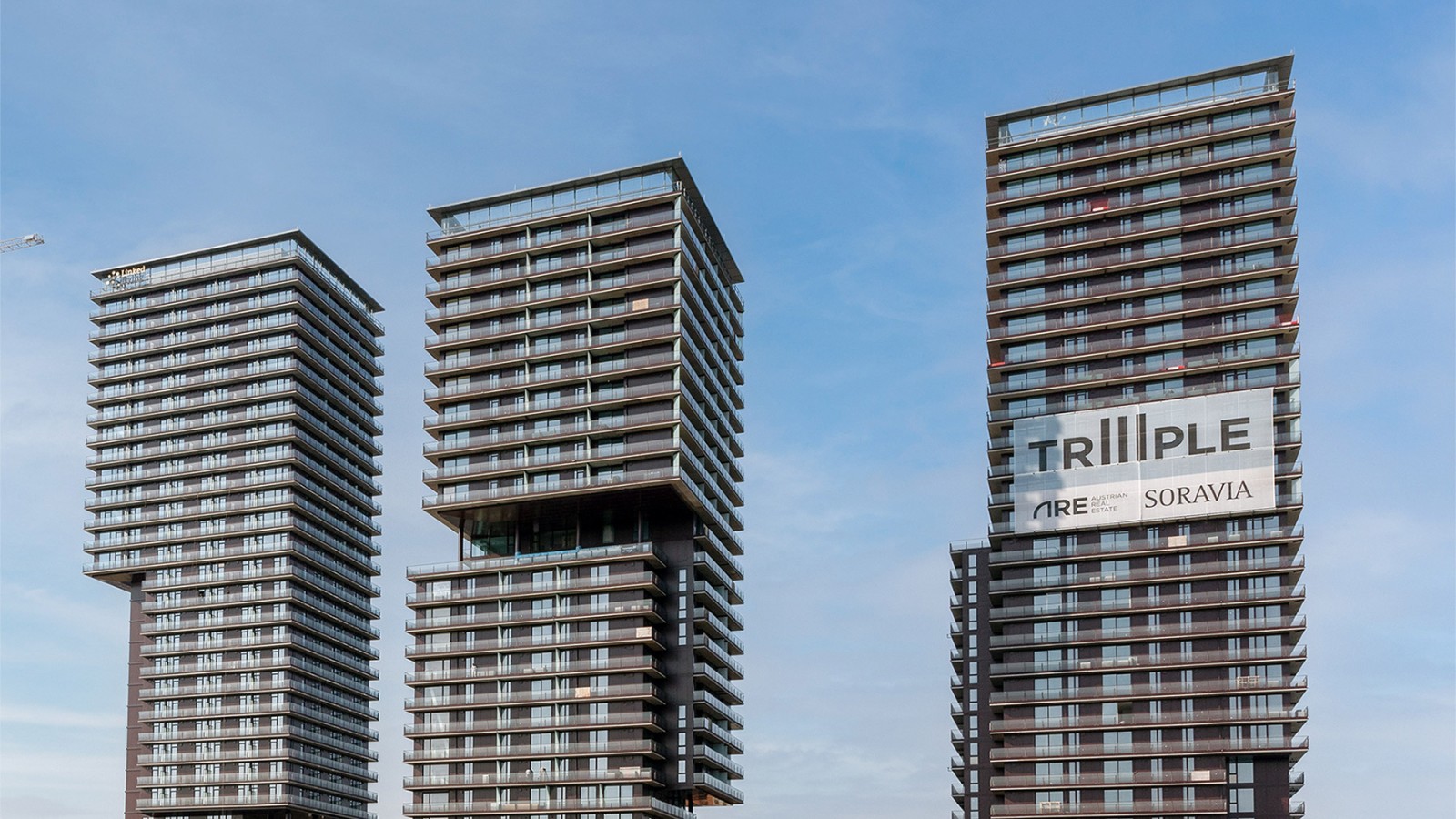 在相互对话的三座TrIIIple塔楼。(© Soravia) 在相互对话的三座TrIIIple塔楼。(© Soravia)