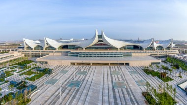 两朵大浪花和八朵小浪花:浪花卷涌展雄姿的高铁红岛站 (© ingDESIGN Co., Ltd.) 两朵大浪花和八朵小浪花:浪花卷涌展雄姿的高铁红岛站 (© ingDESIGN Co., Ltd.)