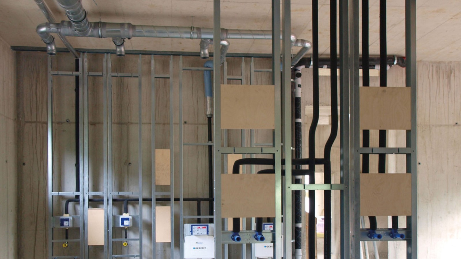 仅需使用寥寥几根雨水管 — 因此可实现节省空间的纤巧安装 (© Geberit) 仅需使用寥寥几根雨水管 — 因此可实现节省空间的纤巧安装 (© Geberit)