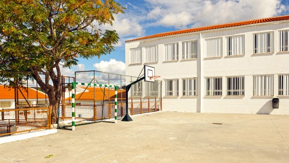 Geberit Connect in use to ensure drinking water hygiene in schools, nurseries and other public buildings (© 2018 joserpizarro / Shutterstock)