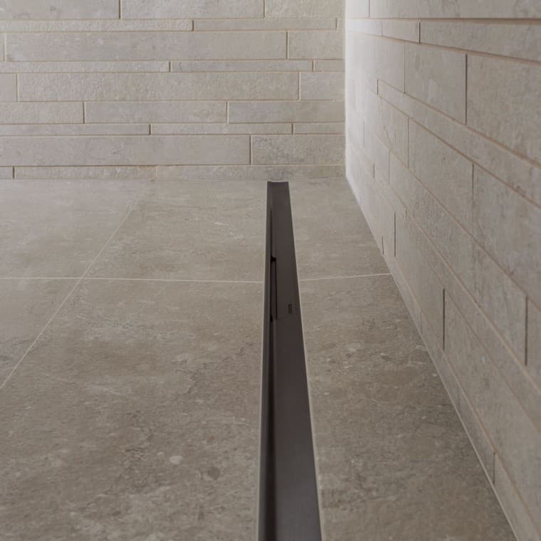 水通过优雅的不锈钢型材流出。 水通过优雅的不锈钢型材流出。