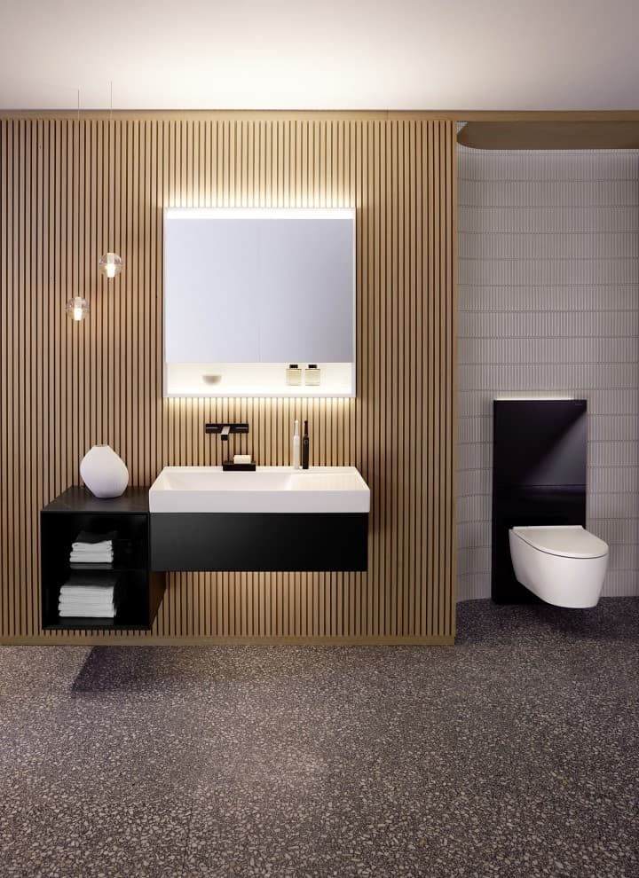 Geberit ONE with single washplace and Monolith Plus in black glass (© Geberit) Geberit ONE with single washplace and Monolith Plus in black glass (© Geberit)