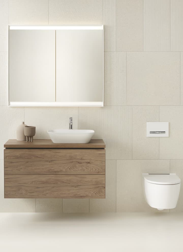 Geberit ONE 在山核桃木洗脸盆和洗脸盆柜上以及座便器(©吉博力) Geberit ONE 在山核桃木洗脸盆和洗脸盆柜上以及座便器(©吉博力)