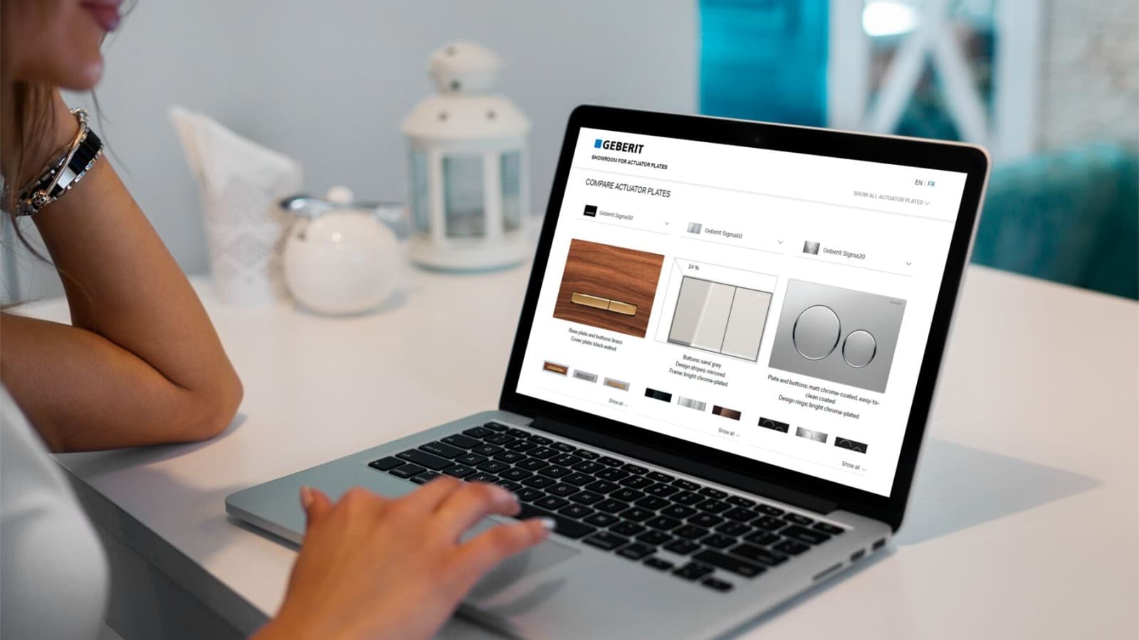 女人在比较吉博力的冲水面板 女人在比较吉博力的冲水面板