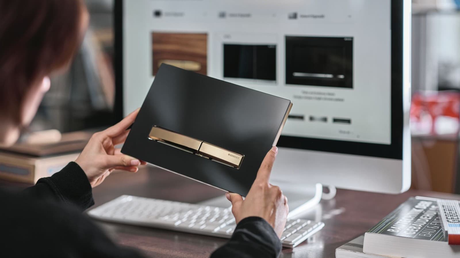 使用带玫瑰金按钮的 Geberit Sigma50 冲水面板的女士 使用带玫瑰金按钮的 Geberit Sigma50 冲水面板的女士