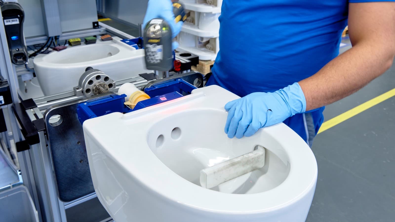 吉博力员工在乔纳努力开发 Geberit AquaClean Mera 冲洗式智能座便器 吉博力员工在乔纳努力开发 Geberit AquaClean Mera 冲洗式智能座便器