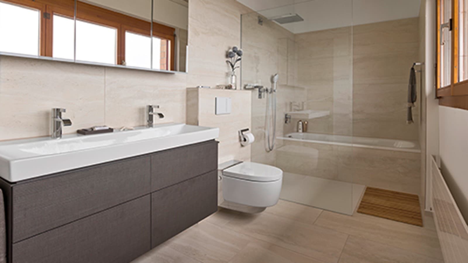 翻新后配备 Geberit AquaClean 冲洗式坐便器的浴室 翻新后配备 Geberit AquaClean 冲洗式坐便器的浴室