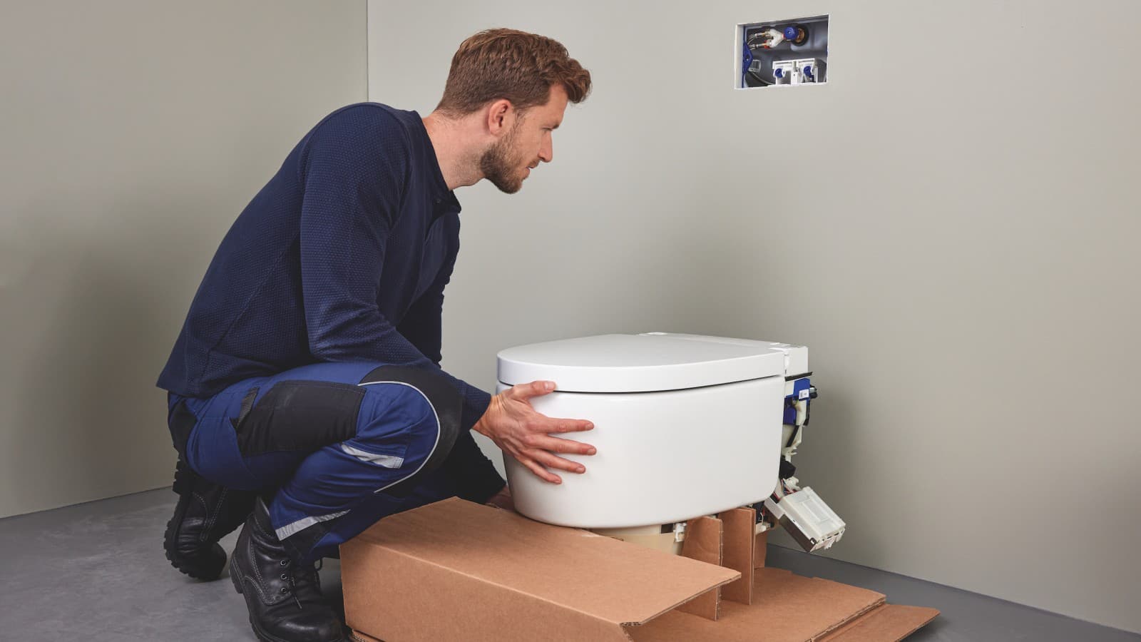 卫生专业人员正在安装 Geberit AquaClean Sela 冲洗式坐便器 卫生专业人员正在安装 Geberit AquaClean Sela 冲洗式坐便器