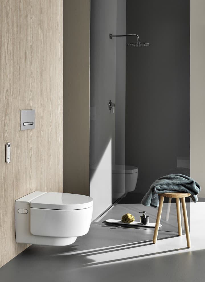 Geberit AquaClean Mera Comfort shower toilet with remote control and Sigma50 actuator plate (© Geberit) Geberit AquaClean Mera Comfort shower toilet with remote control and Sigma50 actuator plate (© Geberit)