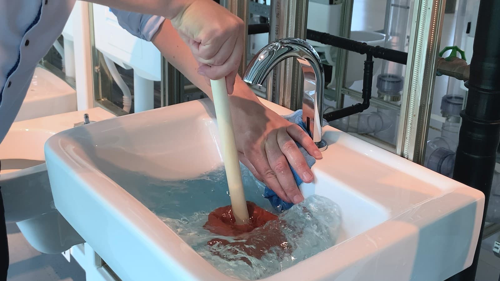 用手和一块布堵住溢水孔 用手和一块布堵住溢水孔