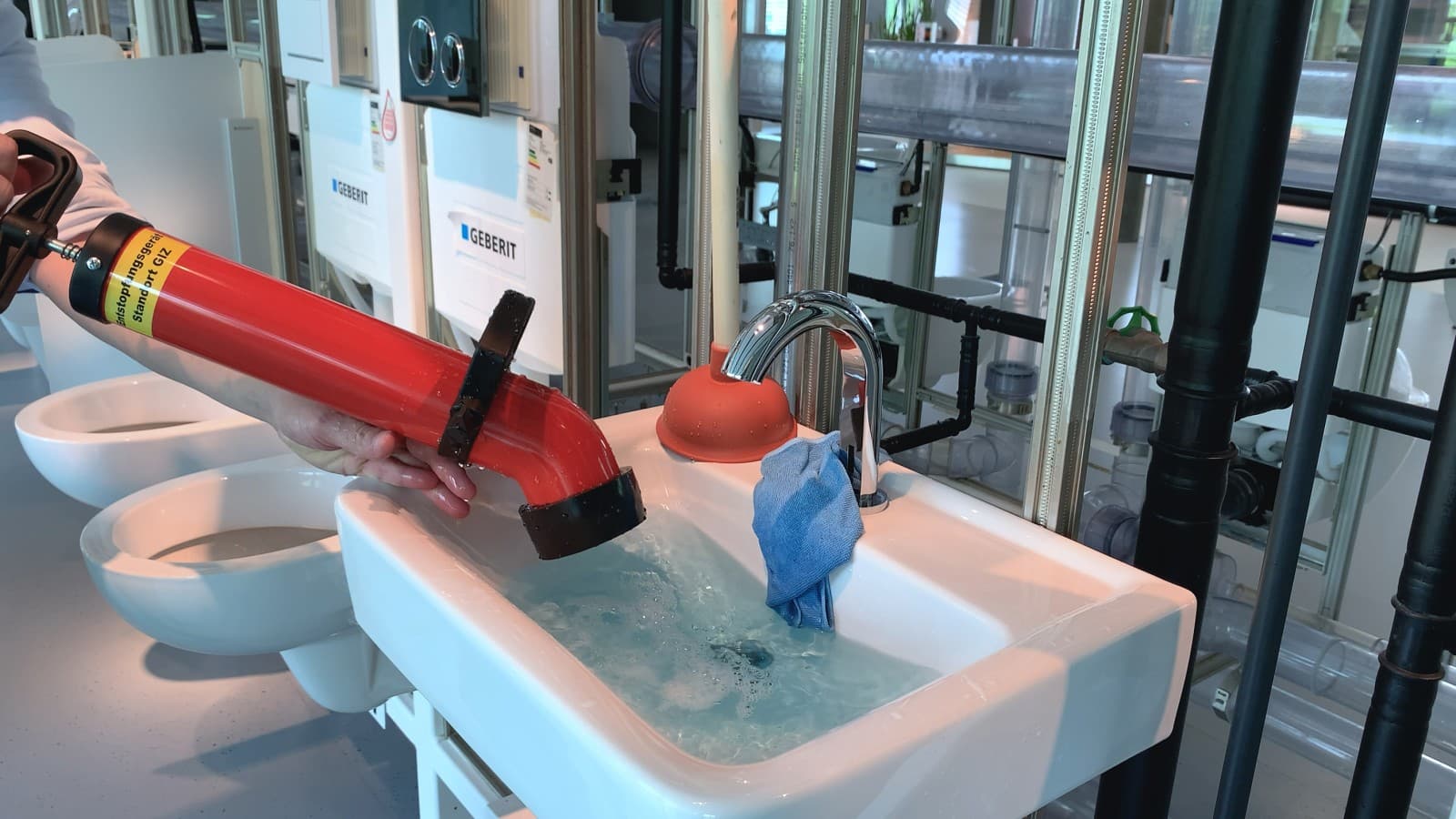 使用中的高压管道清洁工具 使用中的高压管道清洁工具