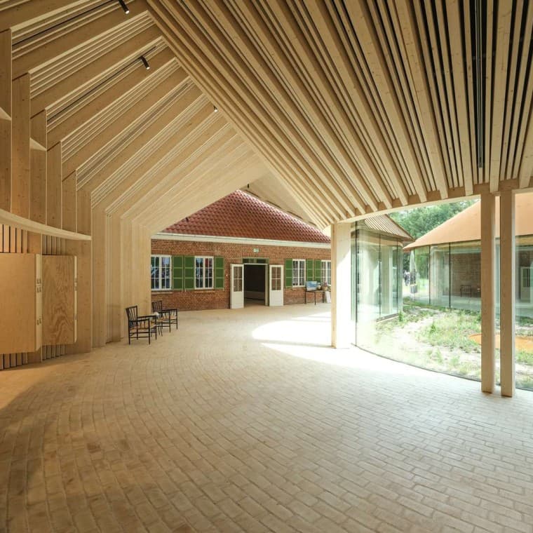 80,000 yellow bricks adorn the museum floor, as here inside the vaulted connecting wing (© R_Hjortshoj) 80,000 yellow bricks adorn the museum floor, as here inside the vaulted connecting wing (© R_Hjortshoj)