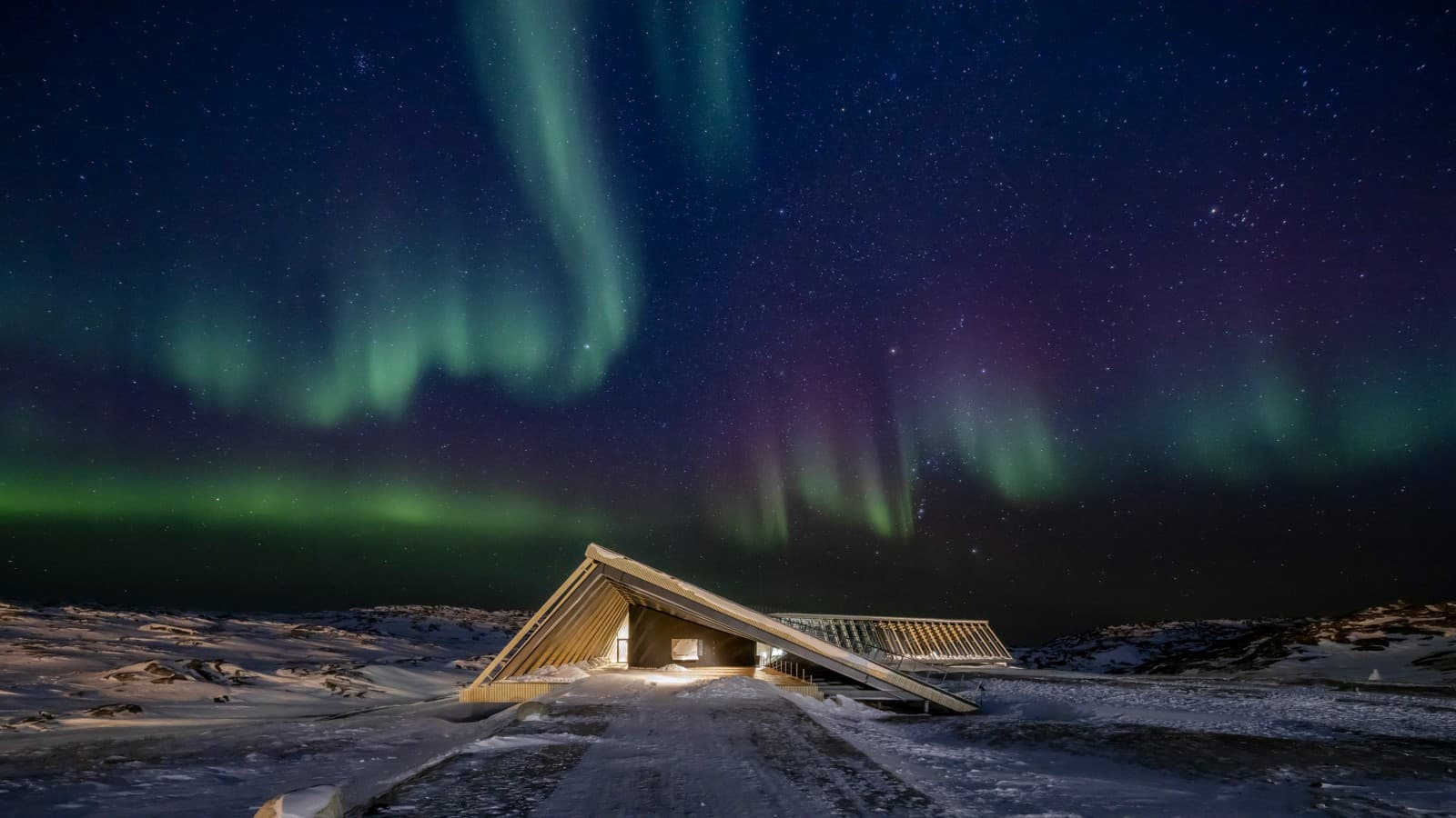 峡湾中心在格林兰极夜的壮丽北极光下呈现出其独特的魅力(© Adam Mørk) 峡湾中心在格林兰极夜的壮丽北极光下呈现出其独特的魅力(© Adam Mørk)