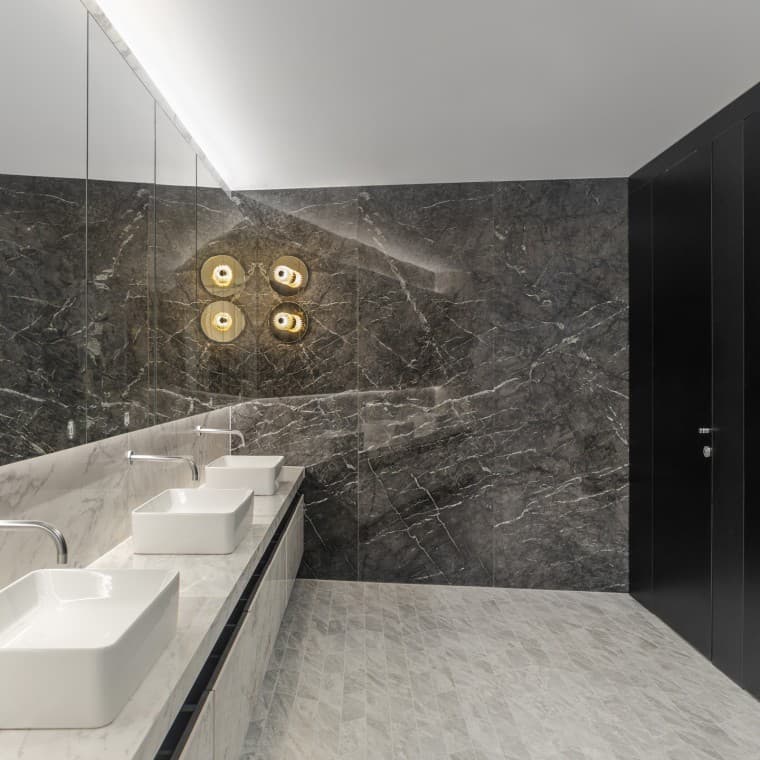 Simple elegance – also in the sanitary facilities. Behind the wall: the water-saving toilet system from Geberit (© Ana Skobe) Simple elegance – also in the sanitary facilities. Behind the wall: the water-saving toilet system from Geberit (© Ana Skobe)