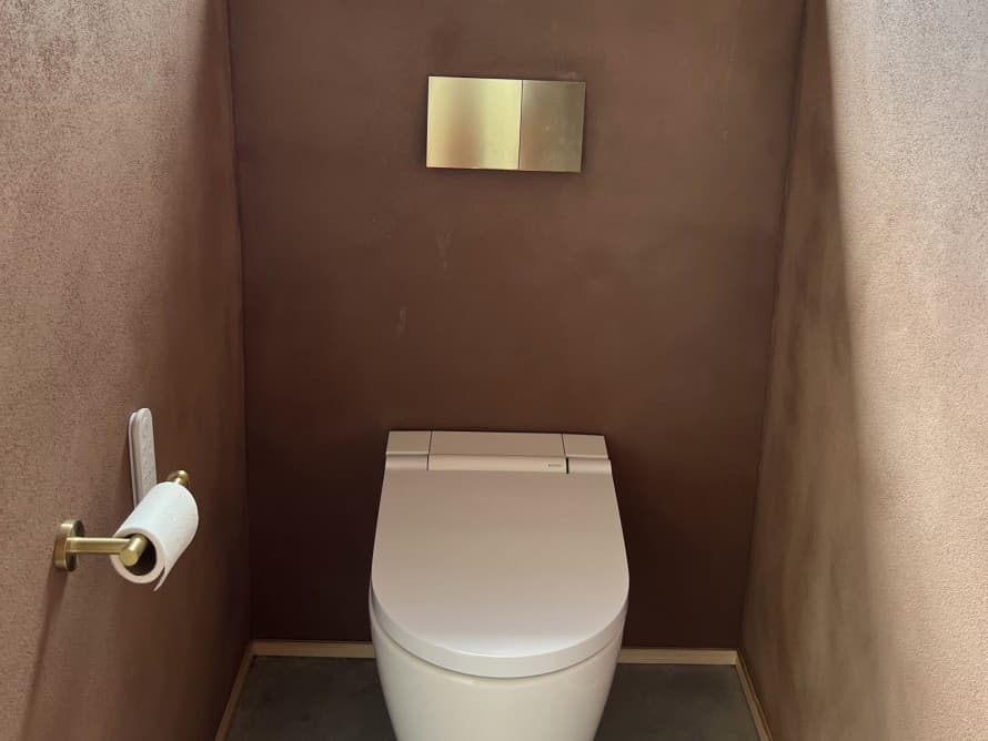 Büşra Qadir, who is of Turkish origin, grew up cleaning with water. Shown here: the AquaClean Sela shower toilet with a Sigma70 flush plate in brass (© Büşra Qadir) Büşra Qadir, who is of Turkish origin, grew up cleaning with water. Shown here: the AquaClean Sela shower toilet with a Sigma70 flush plate in brass (© Büşra Qadir)