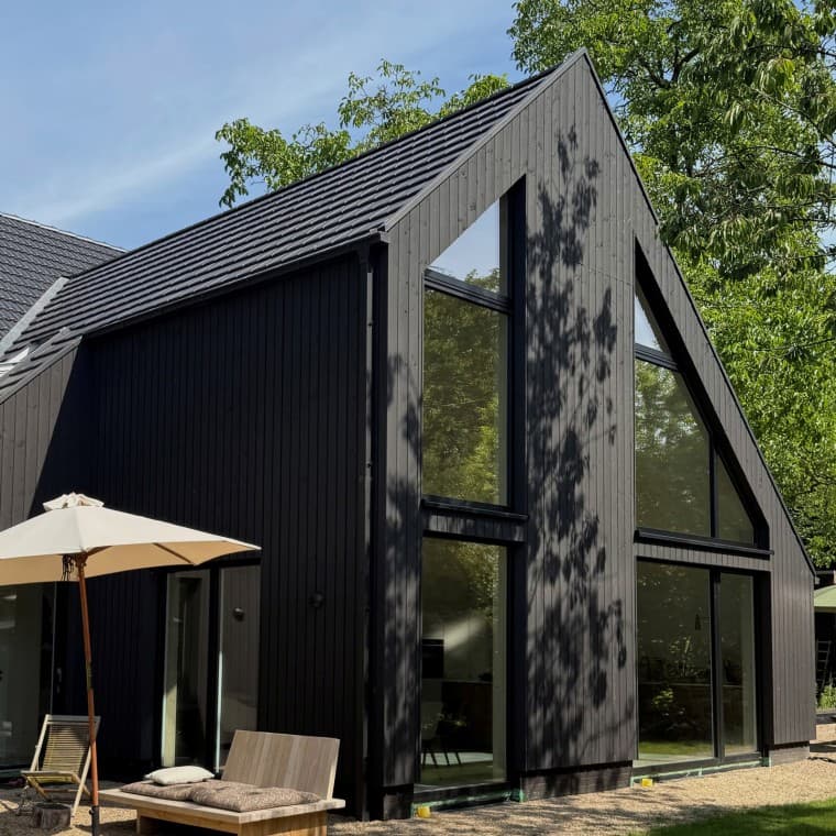 The old structure of the villa was completely renovated and a modern wooden extension was added (© Büşra Qadir) The old structure of the villa was completely renovated and a modern wooden extension was added (© Büşra Qadir)