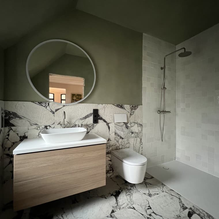 The centrepiece of the guest bathroom: the Geberit ONE washbasin combination. The Geberit Setaplano shower surface is stylish – and easy to clean (© Büşra Qadir) The centrepiece of the guest bathroom: the Geberit ONE washbasin combination. The Geberit Setaplano shower surface is stylish – and easy to clean (© Büşra Qadir)
