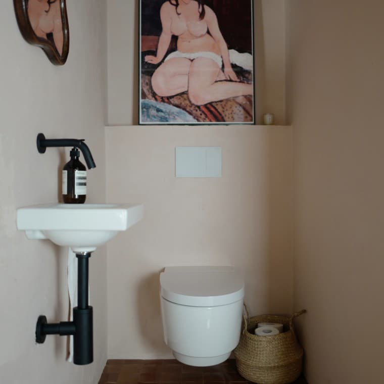 The AquaClean Mera shower toilet cleans gently with water. Matching: the Sigma70 actuator plate and the iCon Light wash hand basin (© Anna W.) The AquaClean Mera shower toilet cleans gently with water. Matching: the Sigma70 actuator plate and the iCon Light wash hand basin (© Anna W.)