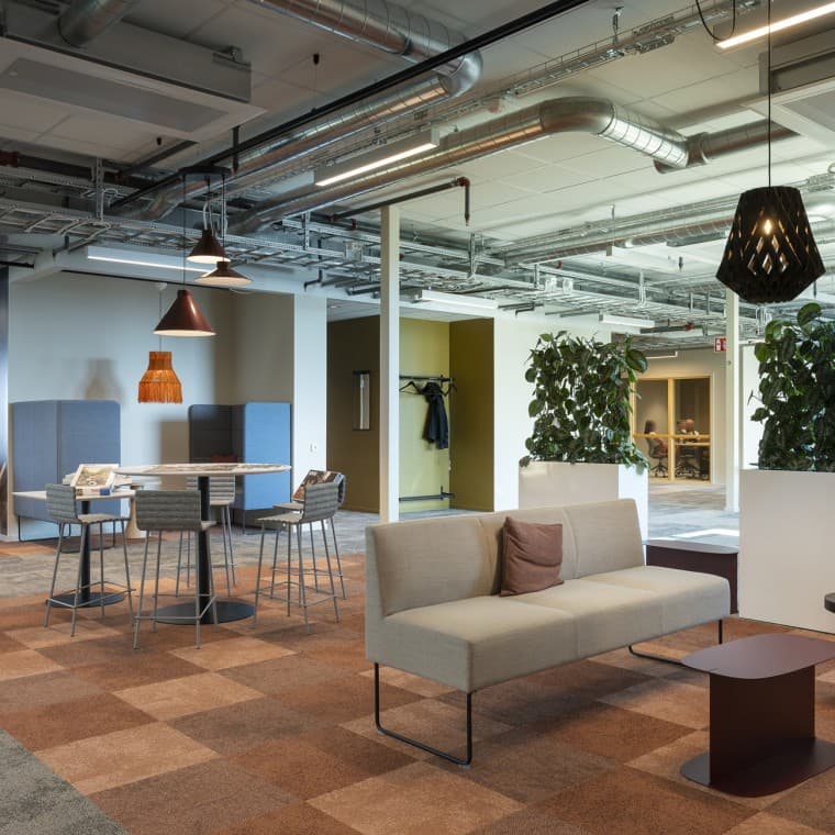 这座现代化办公楼的宏伟目标:LEED 铂金级认证。(© baraBild) 这座现代化办公楼的宏伟目标:LEED 铂金级认证。(© baraBild)