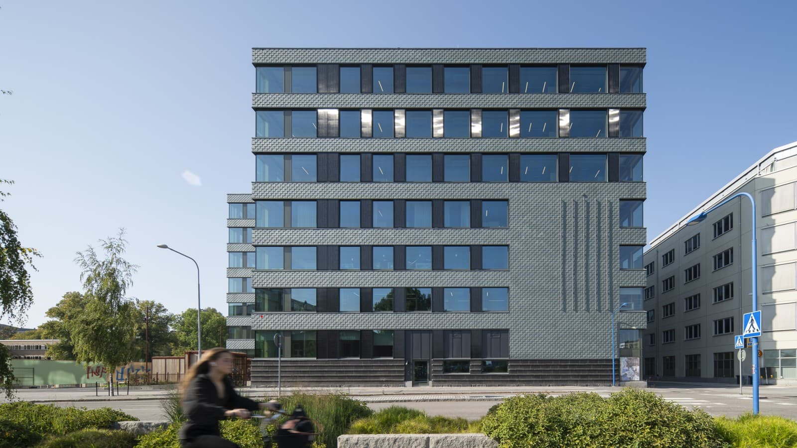 板岩与一体化太阳能板组成的外立面,确保了建筑的节能效果。(© baraBild) 板岩与一体化太阳能板组成的外立面,确保了建筑的节能效果。(© baraBild)