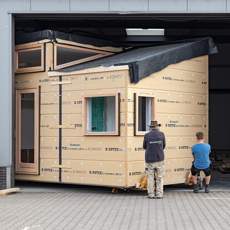 Big move for the small house: In May 2022, "Sprout" moved from the workshop to the green neighborhood of Olst-Wijhe (NL) (© Chiela van Meerwijk) Big move for the small house: In May 2022, "Sprout" moved from the workshop to the green neighborhood of Olst-Wijhe (NL) (© Chiela van Meerwijk)