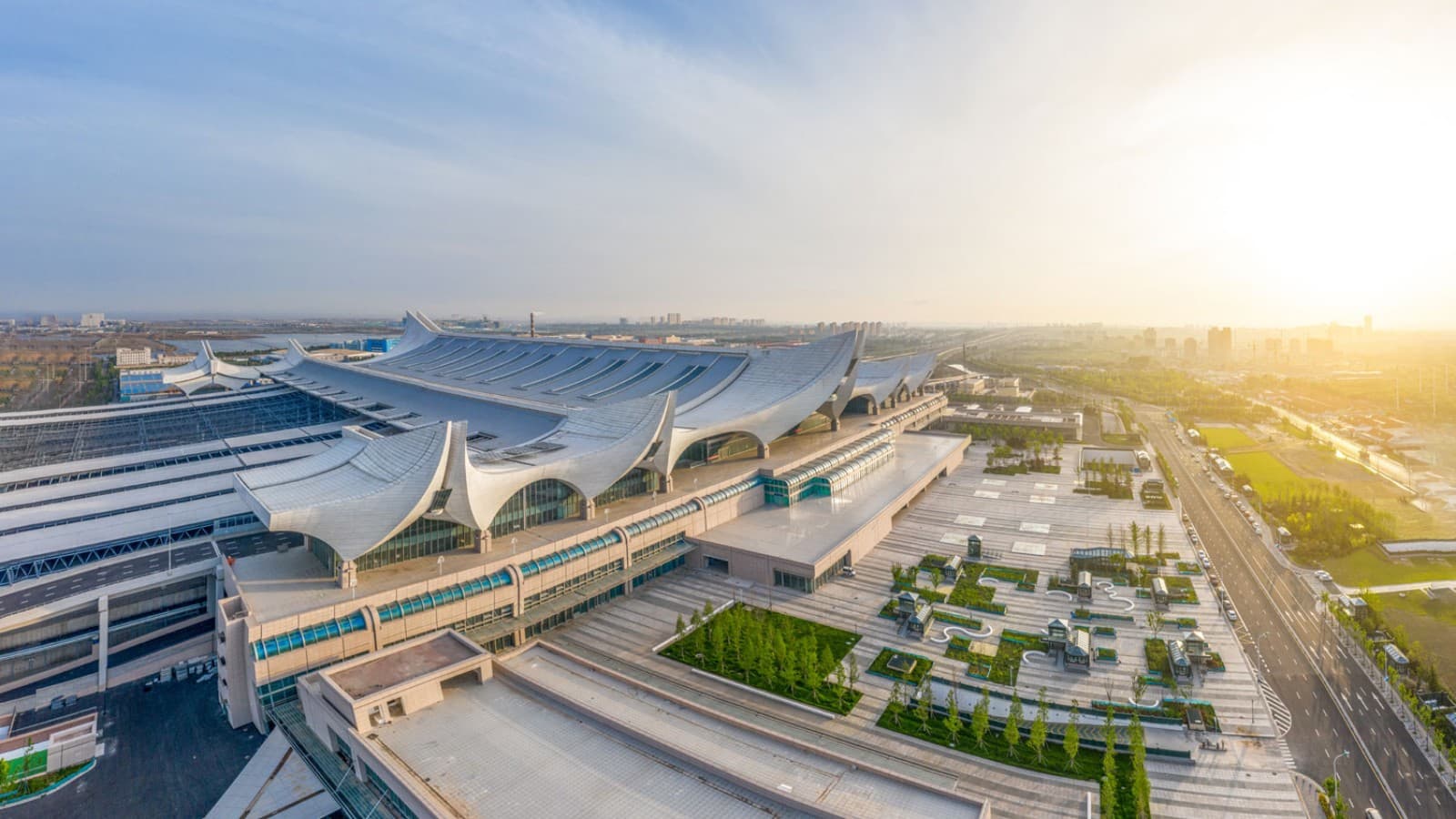 两朵大浪花和八朵小浪花:浪花卷涌展雄姿的高铁红岛站 (© ingDESIGN Co., Ltd.) 两朵大浪花和八朵小浪花:浪花卷涌展雄姿的高铁红岛站 (© ingDESIGN Co., Ltd.)